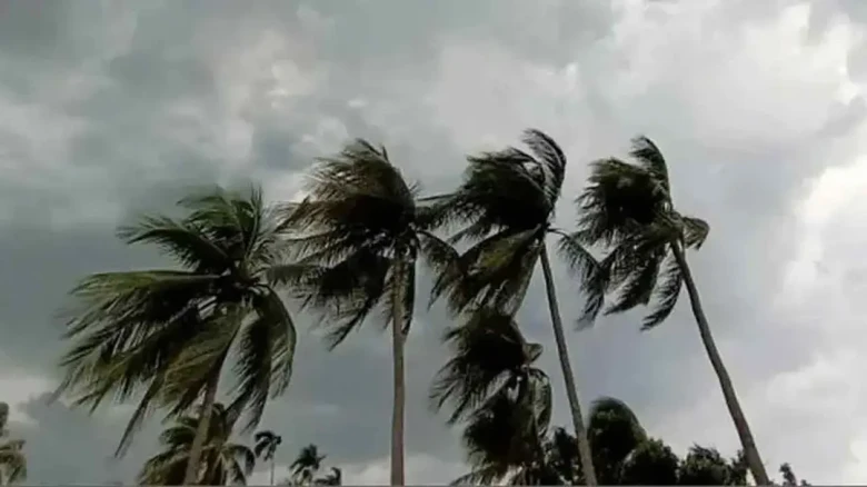 ১৮ অঞ্চলে ঝড়-বৃষ্টির আভাস, নদীবন্দরে ১ নম্বর সতর্ক সংকেত
