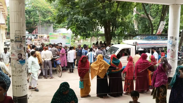 মেহেরপুরে গরুবোঝাই গাড়ি উল্টে ব্যবসায়ী নিহত, আহত ১১
