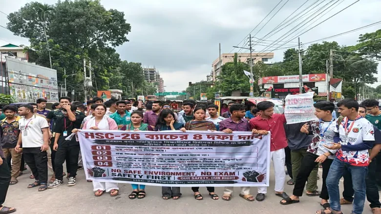 ফার্মের মুরগি সম্বোধনের অভিযোগ: শিক্ষামন্ত্রীর পদত্যাগ চেয়ে সায়েন্স ল্যাব ও উত্তরা অবরোধে অচল ঢাকা