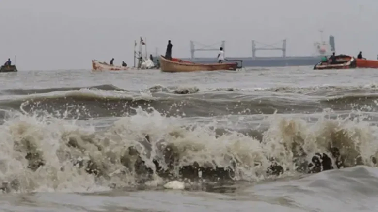 বঙ্গোপসাগরে লঘুচাপ: সমুদ্রবন্দরে ঝোড়ো হাওয়া ও দেশজুড়ে ভারী বৃষ্টির শঙ্কা