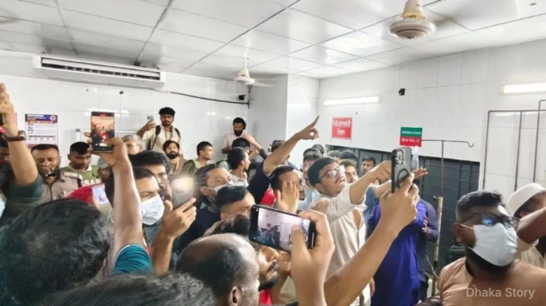 ঢামেকের জরুরি বিভাগে দুই গ্রুপের সংঘর্ষ: দেড় ঘণ্টা চিকিৎসাসেবা বন্ধ